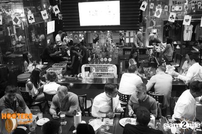 Friday Night at Hooters Bangkok, Sukhumvit Soi 15 — photo 83