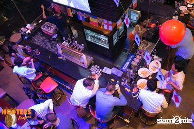 Friday Night at Hooters Bangkok, Sukhumvit Soi 15 — photo 84