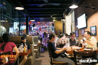 Friday Night at Hooters Bangkok, Sukhumvit Soi 15 — photo 86