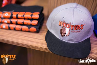 Friday Night at Hooters Bangkok, Sukhumvit Soi 15 — photo 88