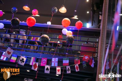 Friday Night at Hooters Bangkok, Sukhumvit Soi 15 — photo 91
