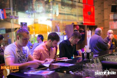 Friday Night at Hooters Bangkok, Sukhumvit Soi 15 — photo 92