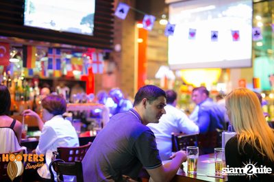 Friday Night at Hooters Bangkok, Sukhumvit Soi 15 — photo 93