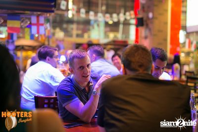 Friday Night at Hooters Bangkok, Sukhumvit Soi 15 — photo 94