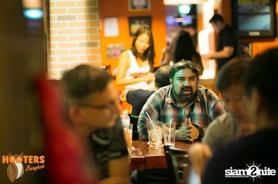 Friday Night at Hooters Bangkok, Sukhumvit Soi 15 — photo 97