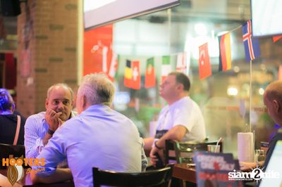 Friday Night at Hooters Bangkok, Sukhumvit Soi 15 — photo 101