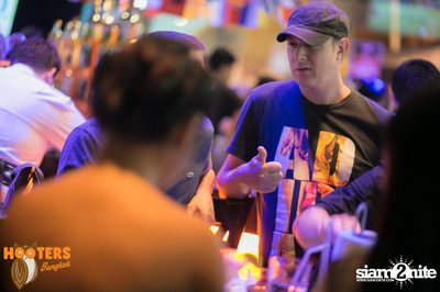 Friday Night at Hooters Bangkok, Sukhumvit Soi 15 — photo 102