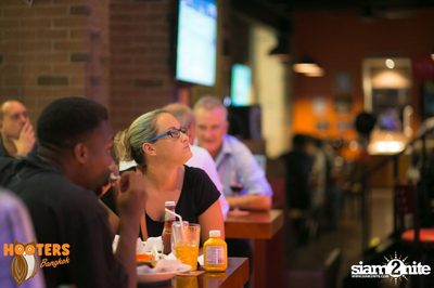 Friday Night at Hooters Bangkok, Sukhumvit Soi 15 — photo 106