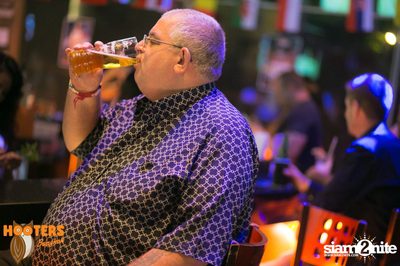 Friday Night at Hooters Bangkok, Sukhumvit Soi 15 — photo 107
