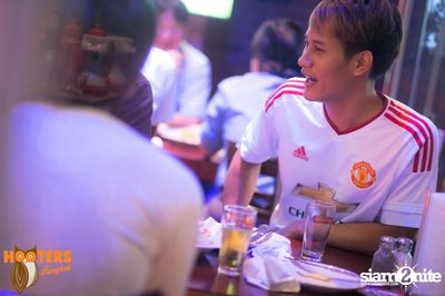 Friday Night at Hooters Bangkok, Sukhumvit Soi 15 — photo 108