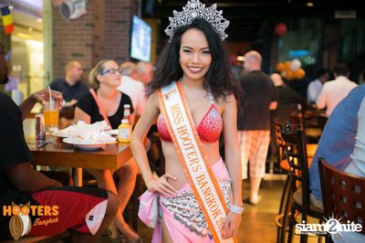 Friday Night at Hooters Bangkok, Sukhumvit Soi 15 — photo 111
