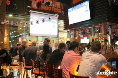 Friday Night at Hooters Bangkok, Sukhumvit Soi 15 — photo 116