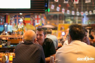 Friday Night at Hooters Bangkok, Sukhumvit Soi 15 — photo 117