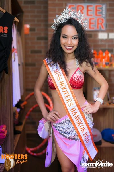Friday Night at Hooters Bangkok, Sukhumvit Soi 15 — photo 121