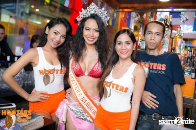 Friday Night at Hooters Bangkok, Sukhumvit Soi 15 — photo 132