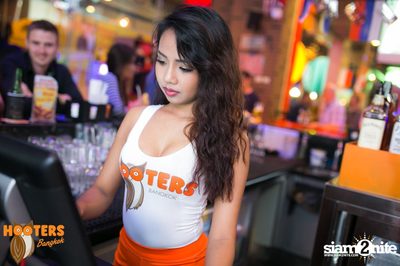 Friday Night at Hooters Bangkok, Sukhumvit Soi 15 — photo 134
