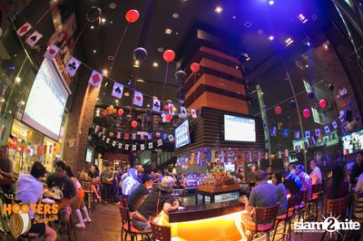 Friday Night at Hooters Bangkok, Sukhumvit Soi 15 — photo 135