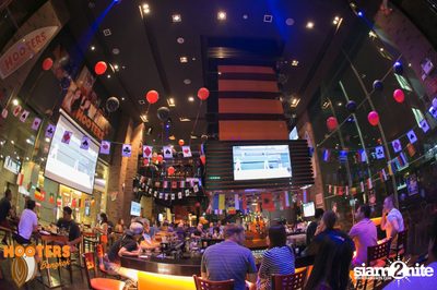 Friday Night at Hooters Bangkok, Sukhumvit Soi 15 — photo 136