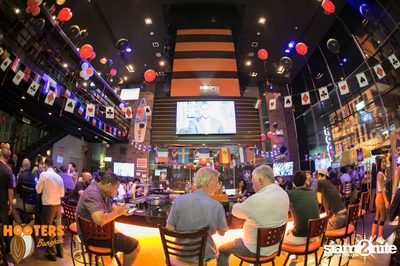 Friday Night at Hooters Bangkok, Sukhumvit Soi 15 — photo 137