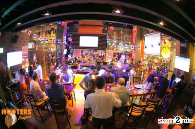 Friday Night at Hooters Bangkok, Sukhumvit Soi 15 — photo 138
