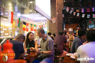 Friday Night at Hooters Bangkok, Sukhumvit Soi 15 — photo 139