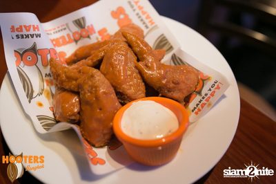 Friday Night at Hooters Bangkok, Sukhumvit Soi 15 — photo 140