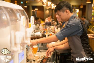 คืนวันศุกร์ ที่ร้าน แฮปปี้ ฟิช, เอเชีย ทีค เดอะ ริเวอร์ฟร้อนท์ — photo 101