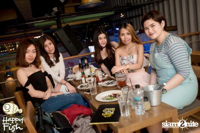 คืนวันศุกร์ ที่ร้าน แฮปปี้ ฟิช, เอเชีย ทีค เดอะ ริเวอร์ฟร้อนท์ — photo 73