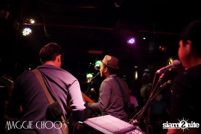 Singto Numchok Live ที่ แม็กกี้ ชูวส์ — photo 15