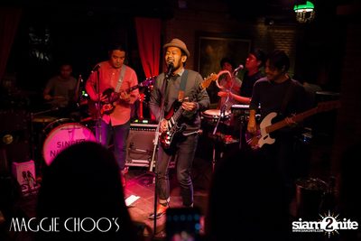 Singto Numchok Live ที่ แม็กกี้ ชูวส์ — photo 17