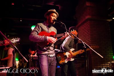 Singto Numchok Live ที่ แม็กกี้ ชูวส์ — photo 23