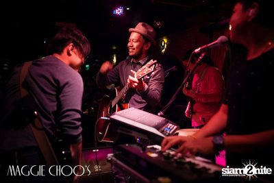 Singto Numchok Live ที่ แม็กกี้ ชูวส์ — photo 34