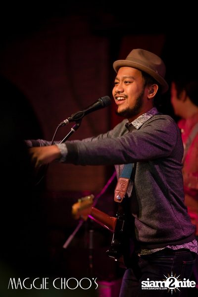 Singto Numchok Live ที่ แม็กกี้ ชูวส์ — photo 45