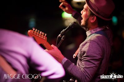 Singto Numchok Live ที่ แม็กกี้ ชูวส์ — photo 53
