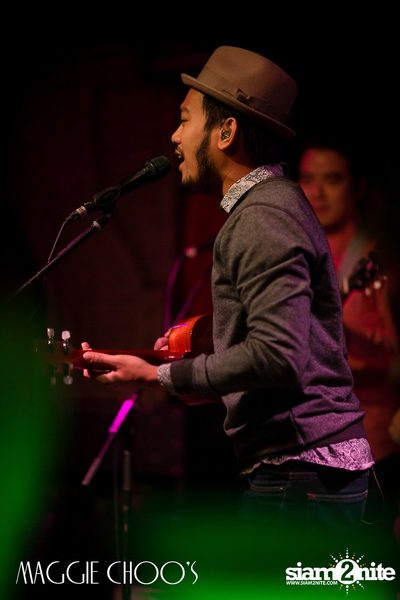 Singto Numchok Live ที่ แม็กกี้ ชูวส์ — photo 57