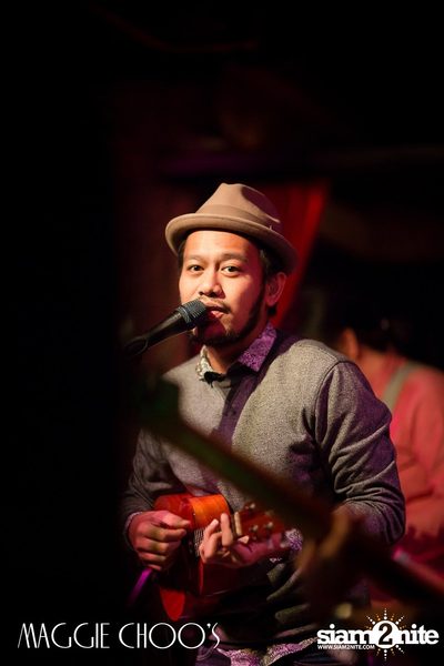 Singto Numchok Live ที่ แม็กกี้ ชูวส์ — photo 60