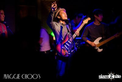 Singto Numchok Live ที่ แม็กกี้ ชูวส์ — photo 85