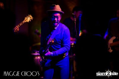 Singto Numchok Live ที่ แม็กกี้ ชูวส์ — photo 89