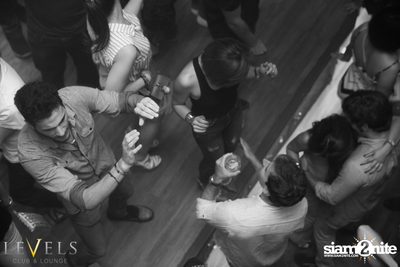 ปาร์ตี้คืนวันศุกร์ ที่ร้าน เลเวล, สุขุมวิท ซอย 11 — photo 79