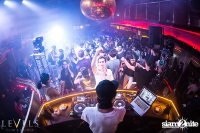 ปาร์ตี้คืนวันศุกร์ ที่ร้าน เลเวล, สุขุมวิท ซอย 11 — photo 88