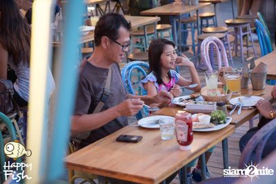 คืนวันศุกร์ ที่ร้าน แฮปปี้ ฟิช, เอเชีย ทีค เดอะ ริเวอร์ฟร้อนท์ — photo 12
