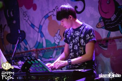 คืนวันศุกร์ ที่ร้าน แฮปปี้ ฟิช, เอเชีย ทีค เดอะ ริเวอร์ฟร้อนท์ — photo 45