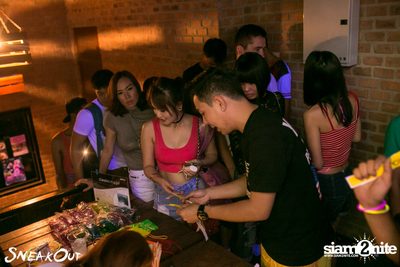 Sneakout : Fullmoon Pool Party at 722 CRAFT Experience — photo 12