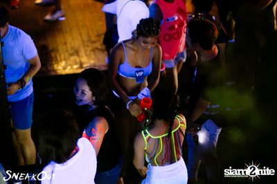 Sneakout : Fullmoon Pool Party at 722 CRAFT Experience — photo 56