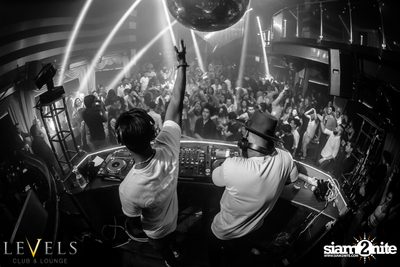 GlowInTheDark (DJs) ที่ เลเวลส์ — photo 130