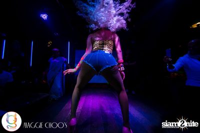 Rainbow in the dark กับ Sammi Zhen ที่ แม็กกี้ ชูวส์ — photo 2