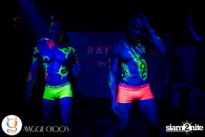Rainbow in the dark กับ Sammi Zhen ที่ แม็กกี้ ชูวส์ — photo 8