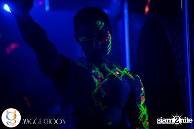 Rainbow in the dark กับ Sammi Zhen ที่ แม็กกี้ ชูวส์ — photo 9