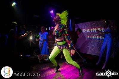 Rainbow in the dark กับ Sammi Zhen ที่ แม็กกี้ ชูวส์ — photo 13