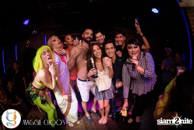 Rainbow in the dark กับ Sammi Zhen ที่ แม็กกี้ ชูวส์ — photo 16
